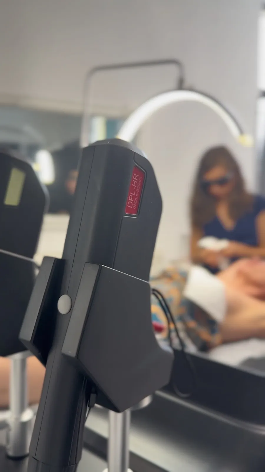 Głowica DPL-HR 650–950 nm urządzenia IPL w gabinecie kosmetycznym